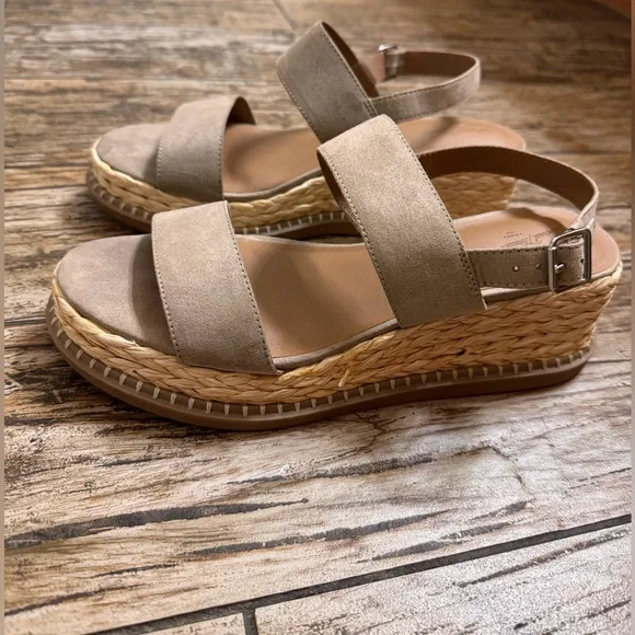Universal Thread Tan Espadrille Wedges - Picture 3 of 7